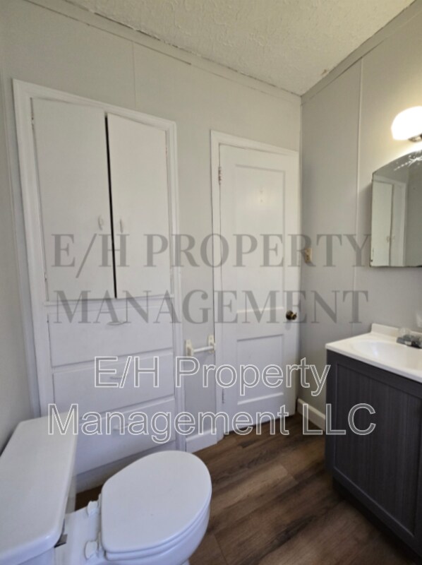 Building Photo - 1419 S Martinson St