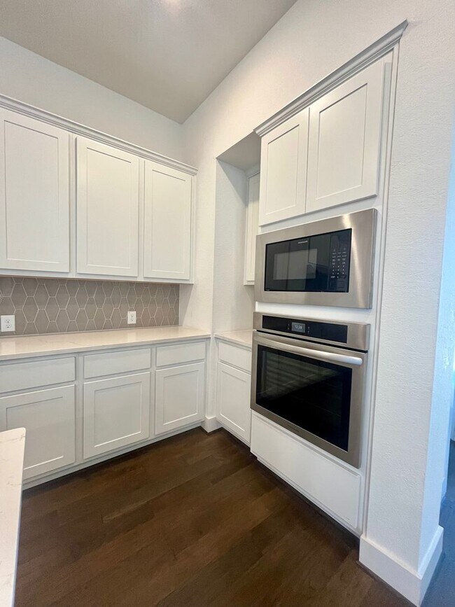 Building Photo - *Rent Just Reduced* Spacious 4 Bedroom / 4 Full Bath Home w/ Media Room & Loft ~ Imagine the Poss...