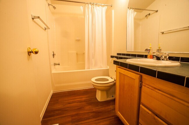 Building Photo - 4040 Summitview Dr