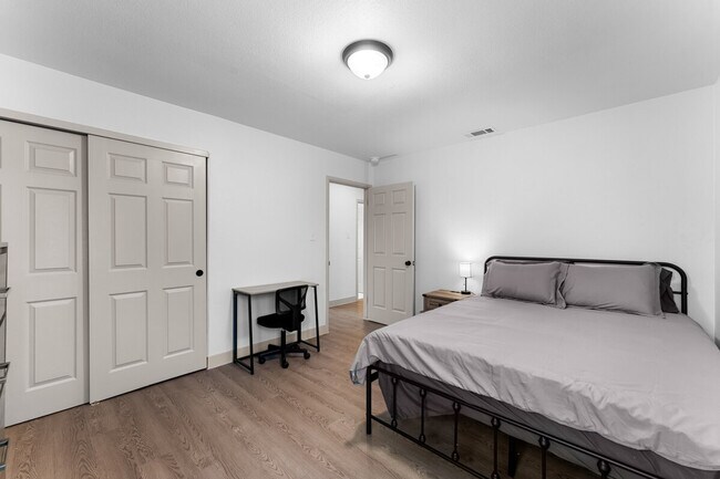 Building Photo - 4301 Sherwood Dr