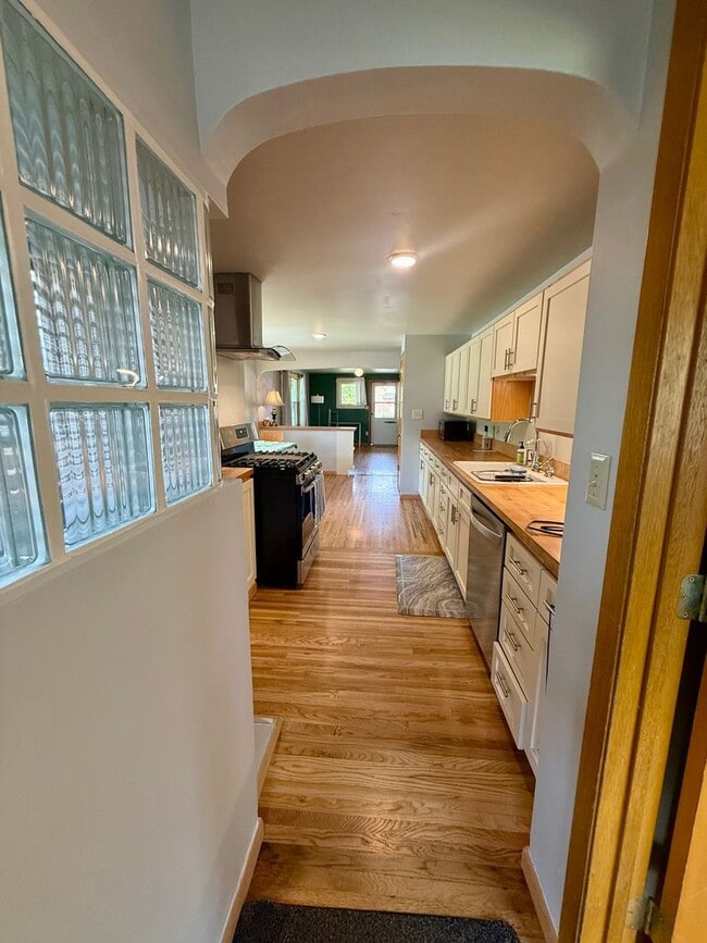 Building Photo - Stunning 3 Bed / 2 Bath Home on 10th Street!