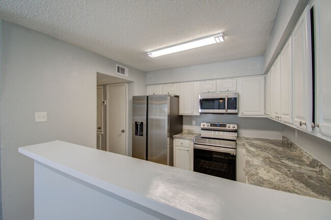 Building Photo - Remodeled 3 Bed / 2 Bath townhome at The B...