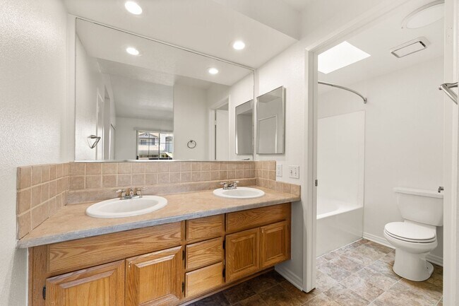 Building Photo - 2 Bedroom Rancho Cucamonga Condo