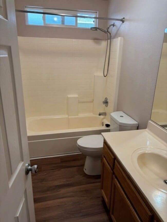 Building Photo - 10 N Valley Ct