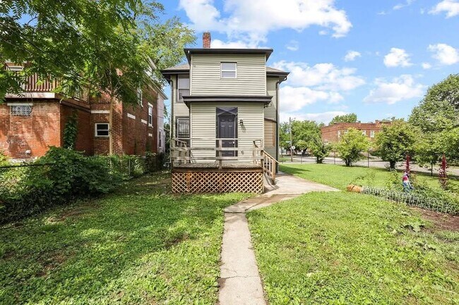 Building Photo - 852 Oakwood Ave