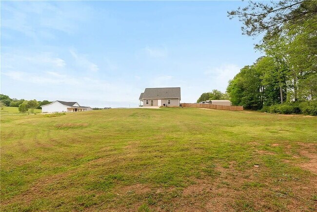 Building Photo - Beautiful 3 Bedroom Home in Country Setting