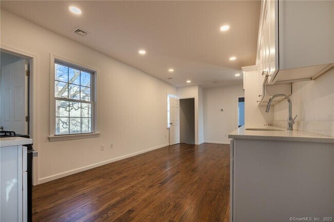 Building Photo - 340 Pleasantview Ave