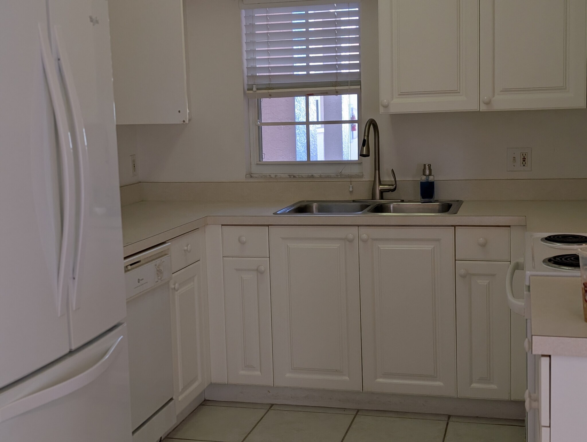 Building Photo - 4202 Central Sarasota Pky