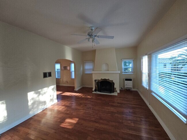 Living room - 504 N Sweetzer Ave