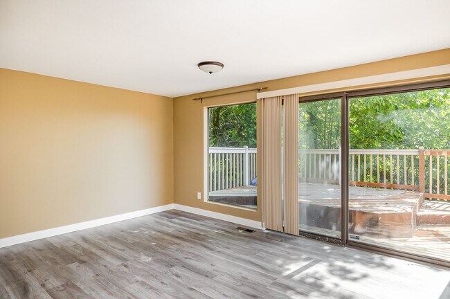 Building Photo - Stunning Lake Sammamish View | 5 Bed, 3 Ba...