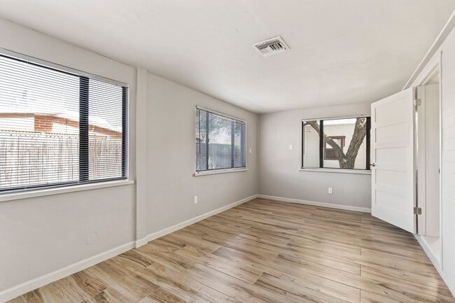 Building Photo - Charming central home
