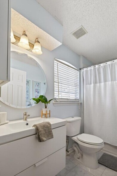 Building Photo - 805 Old Bridge Rd