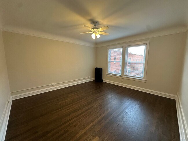 Building Photo - 1377 W Greenleaf Ave