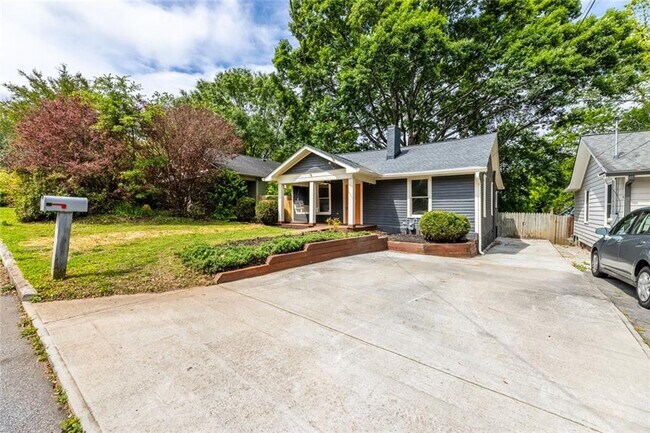 Building Photo - 487 Pasley Ave SE