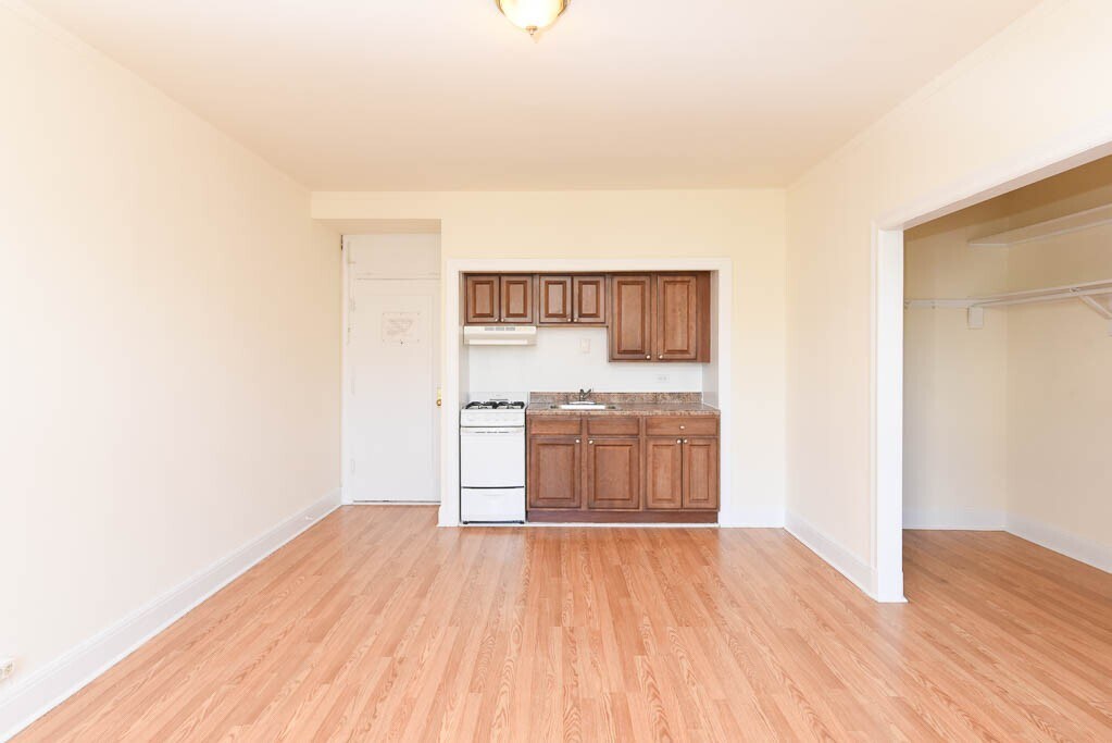 Building Photo - 3335 W Diversey Ave