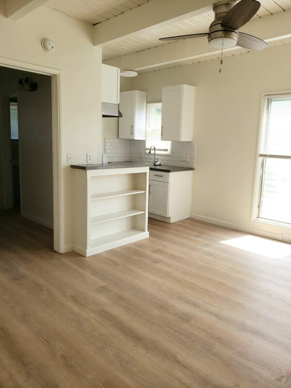 Building Photo - 1909 Beachwood Dr