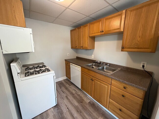 Building Photo - Spacious 1-Bedroom with Flexible Bonus Space Near Downtown Akron