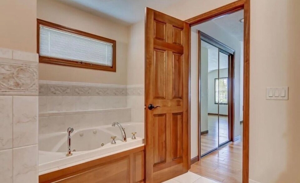 Building Photo - 3120 Kensington Dr