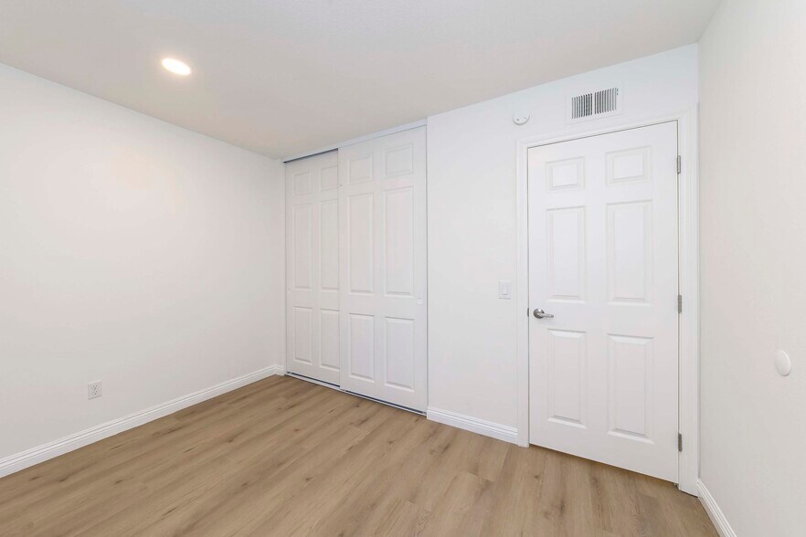 Building Photo - 2423 Coventry Cir