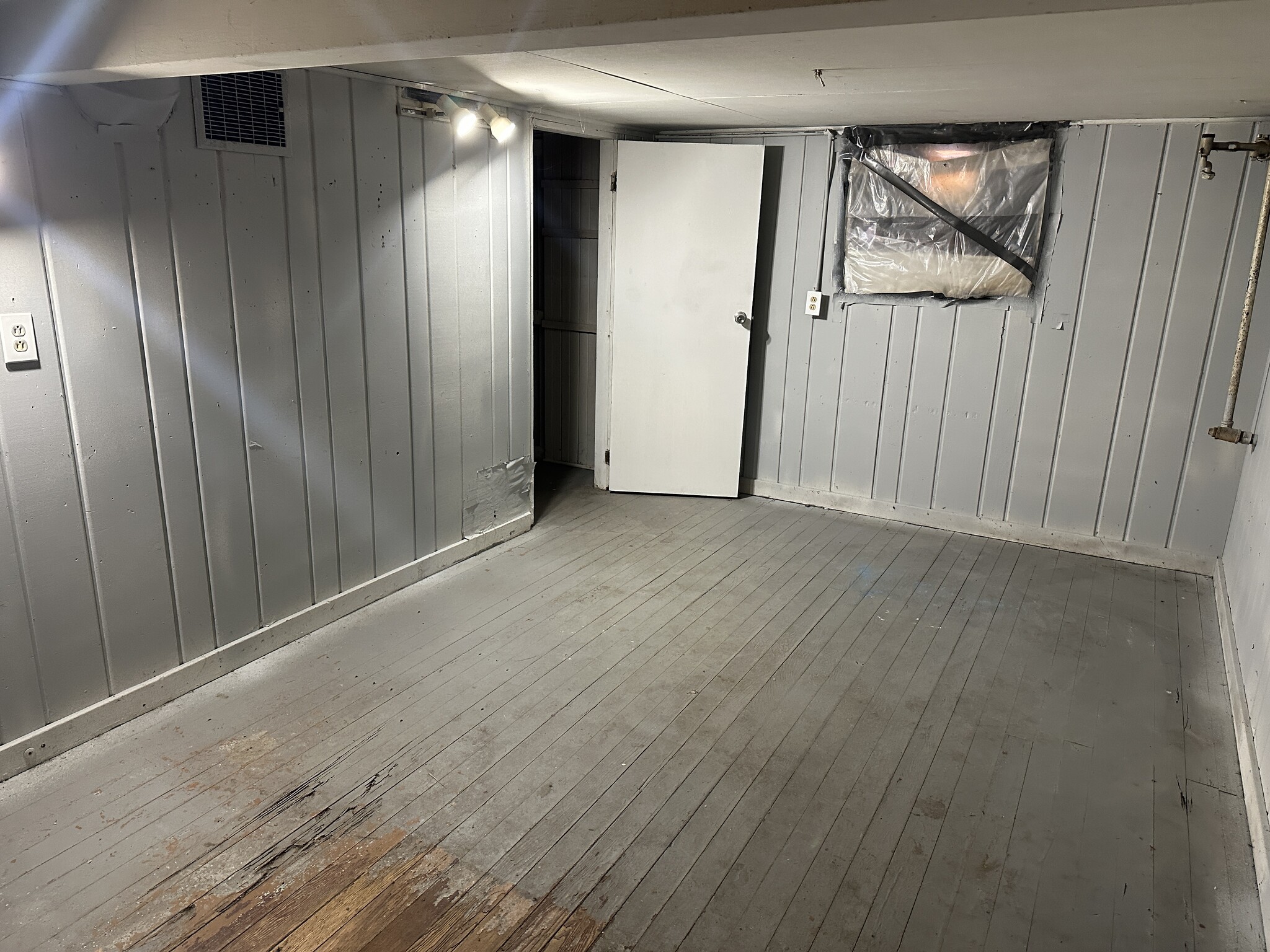 Building Photo - 2029 Cartier St