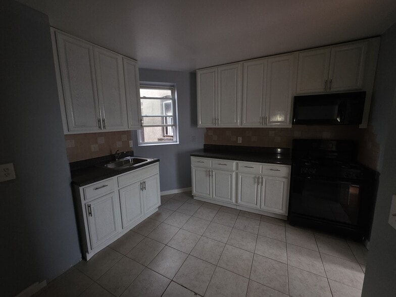 Building Photo - 554 Avenue C