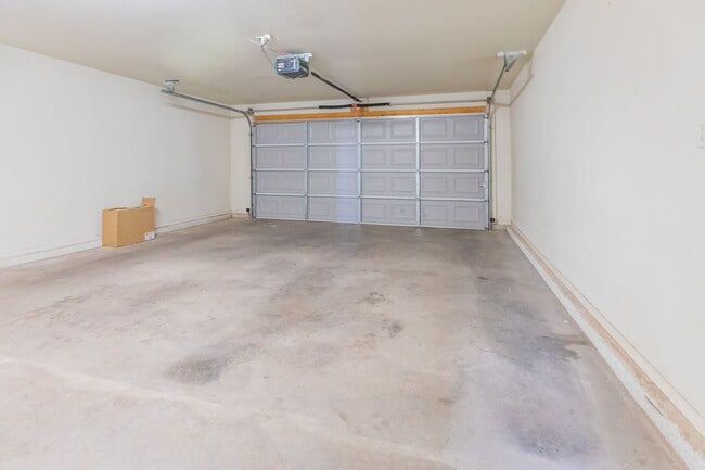 Building Photo - Beautiful Home W/Solar Panels