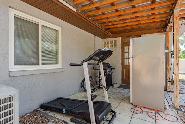 Building Photo - 4/2 Tampa Home