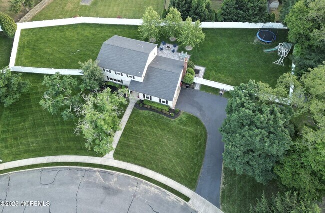 Building Photo - 17 Acorn Dr