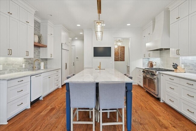 Building Photo - 6807 Lupton Dr