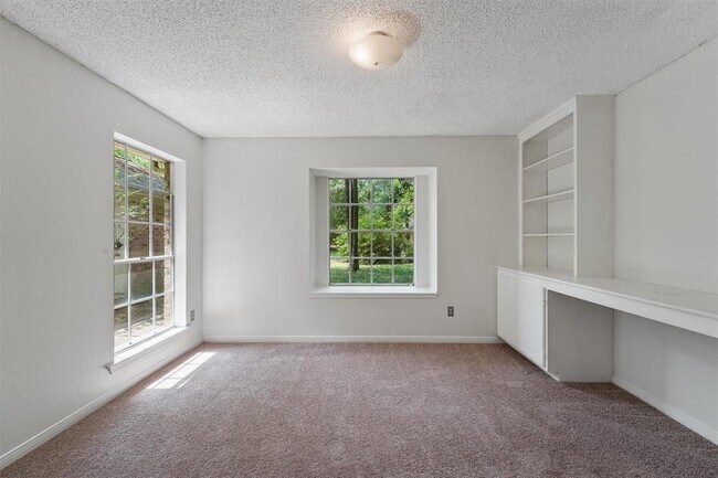 Building Photo - 32 N Pathfinders Cir