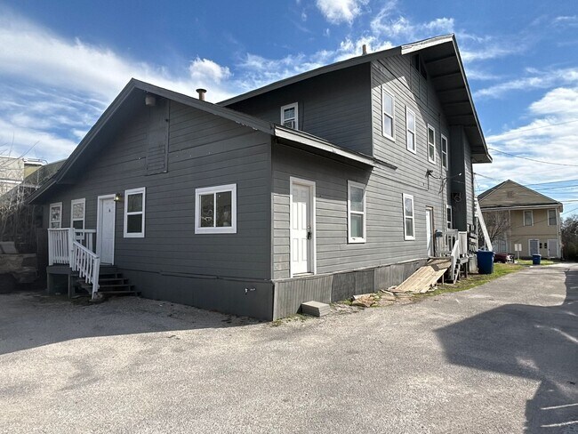 Building Photo - Downstairs 1BD/1BA Near San Antonio College – Easy Access, Central Location!