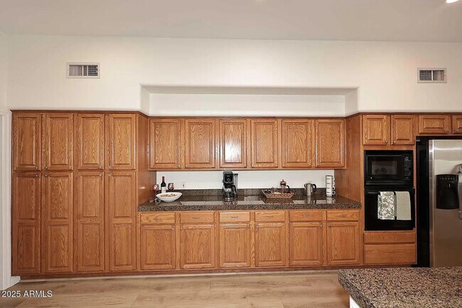 Building Photo - 333 N Pennington Dr