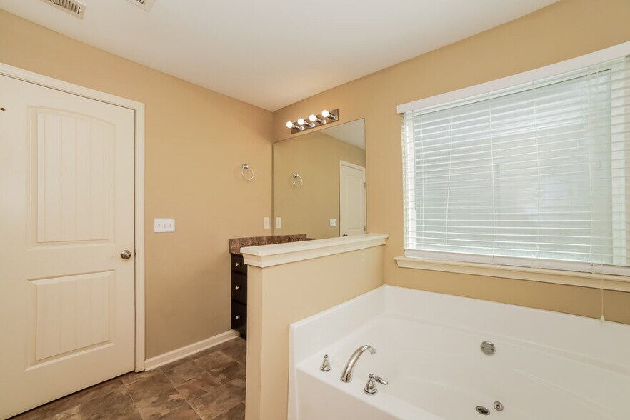 Building Photo - 498 Highland Falls Dr