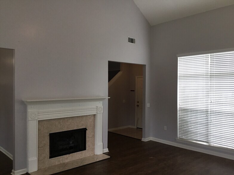 Building Photo - 805 Laurel Hill Cir