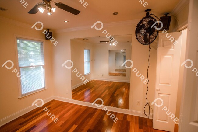 Building Photo - 2411 Oakwood Ave NE