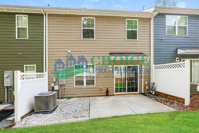Building Photo - Perfect location in University!