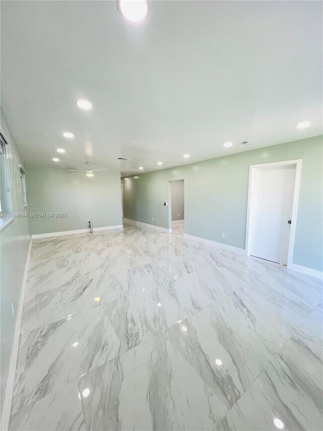 Building Photo - 10370 SW 174th Terrace