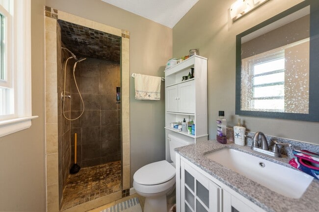Building Photo - Cozy 3Bed/2Bath with plenty of natural light located in Durham! Enormous backyard is a must see!!