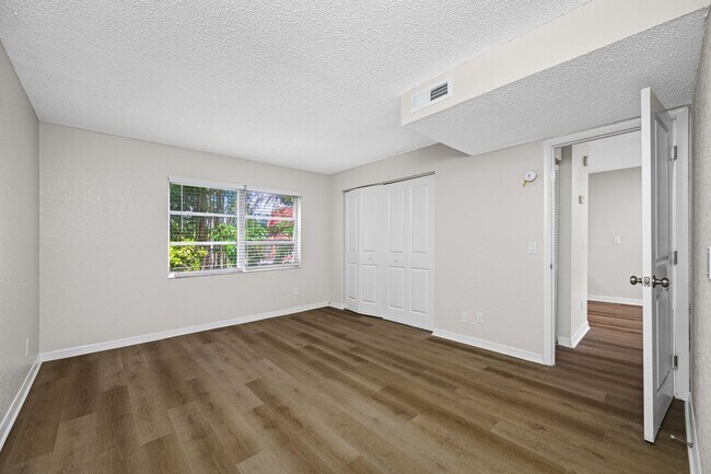 Building Photo - Newly Renovated 2 Bed-2 Bath Apartment wit...