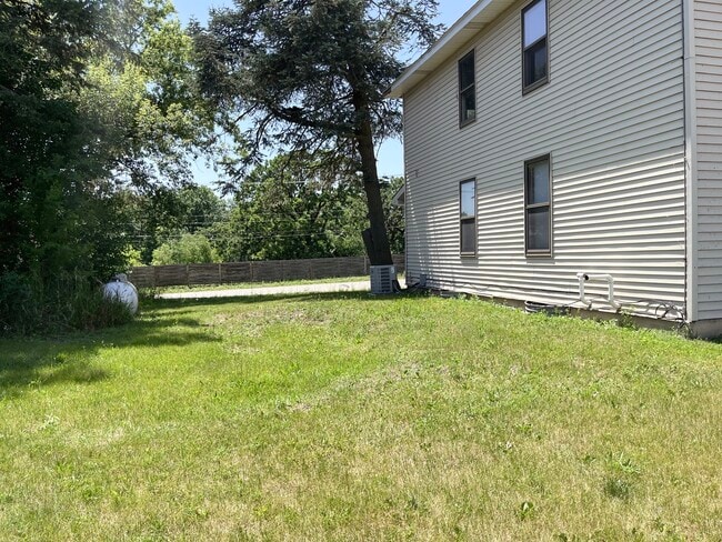 Building Photo - 1620 S River Rd