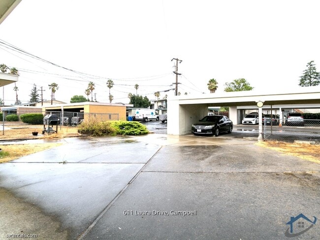 Building Photo - 611 Laura Dr