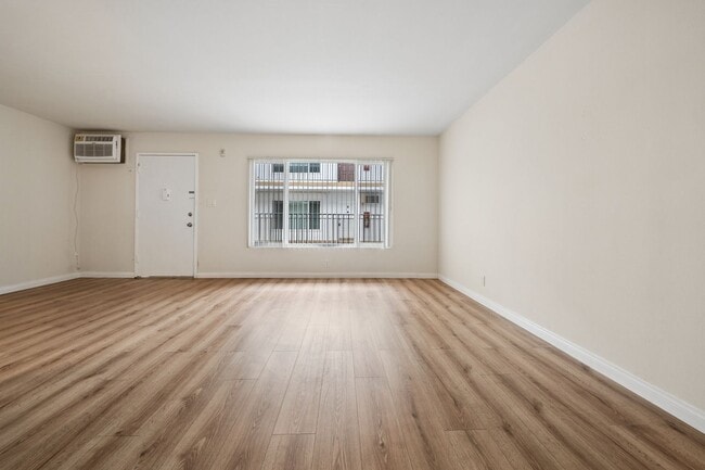 Building Photo - 2 bed 1 Bath Available Now