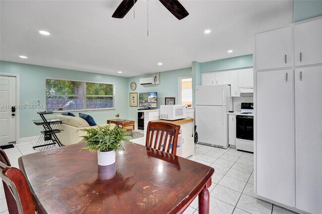 Building Photo - 720 SE 15th St