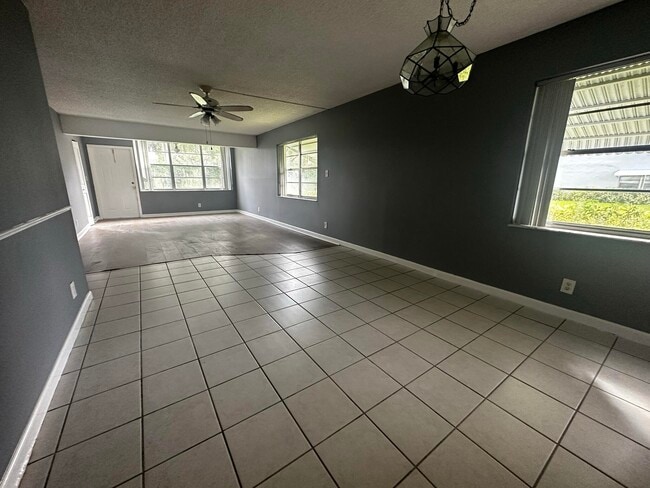 Building Photo - 2940 SW 22nd Ave