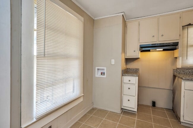 Building Photo - Spacious 4-Bedroom Beauty in Sylacauga – Huge Deck, Carport & Tons of Charm!