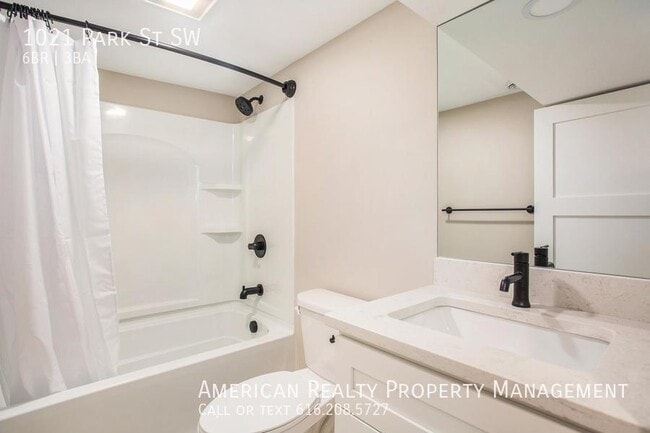 Building Photo - 1021 Park St SW