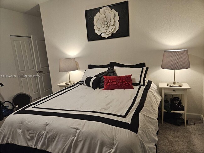 Building Photo - 2637 SE 17th St