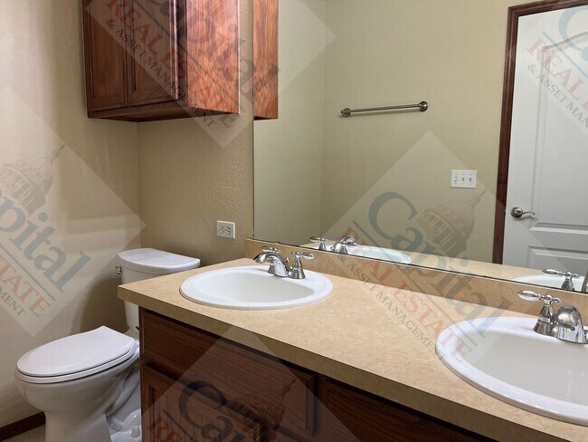 Building Photo - Spacious Duplex in Harrah