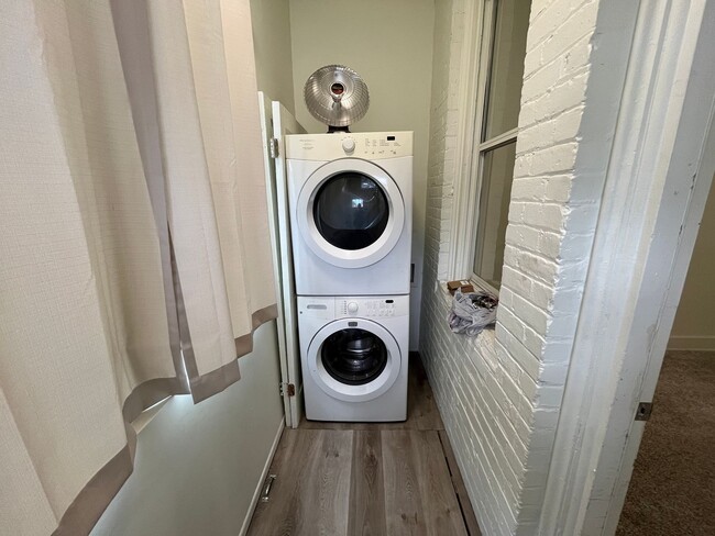 Building Photo - Charming 1 Bedroom Apartment in the Heart ...