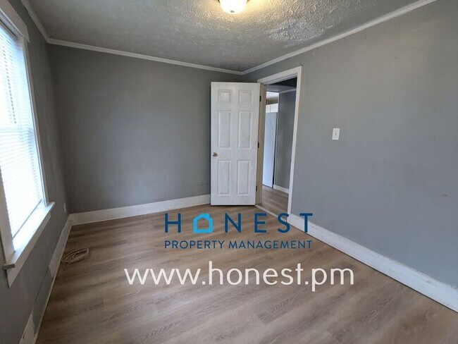 Building Photo - 36 Monroe St